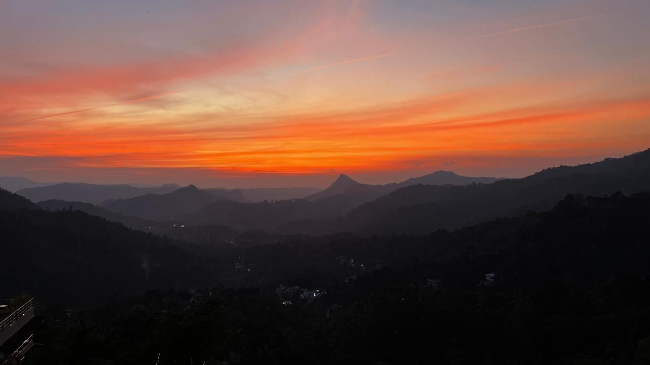 The Panoramic Getaway Otel Munnar Dış mekan fotoğraf Sunset over the Santa Monica Mountains