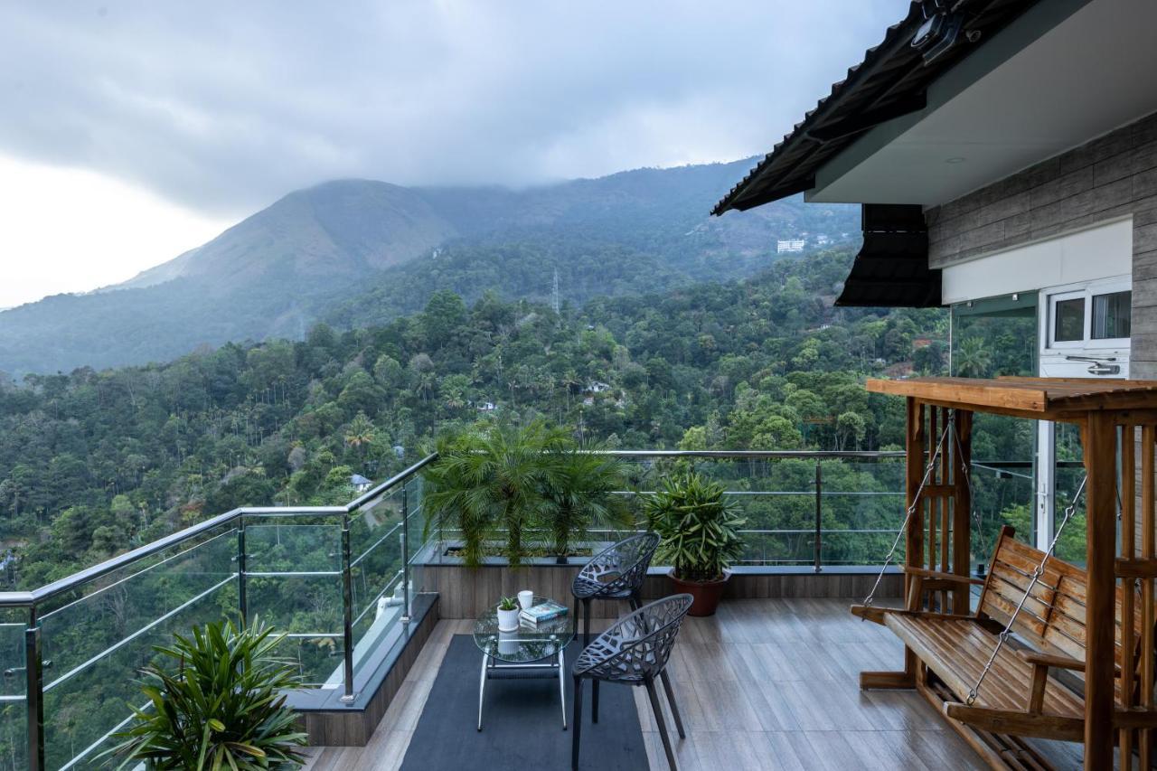 The Panoramic Getaway Otel Munnar Dış mekan fotoğraf View of the mountain from the balcony of a house in the village