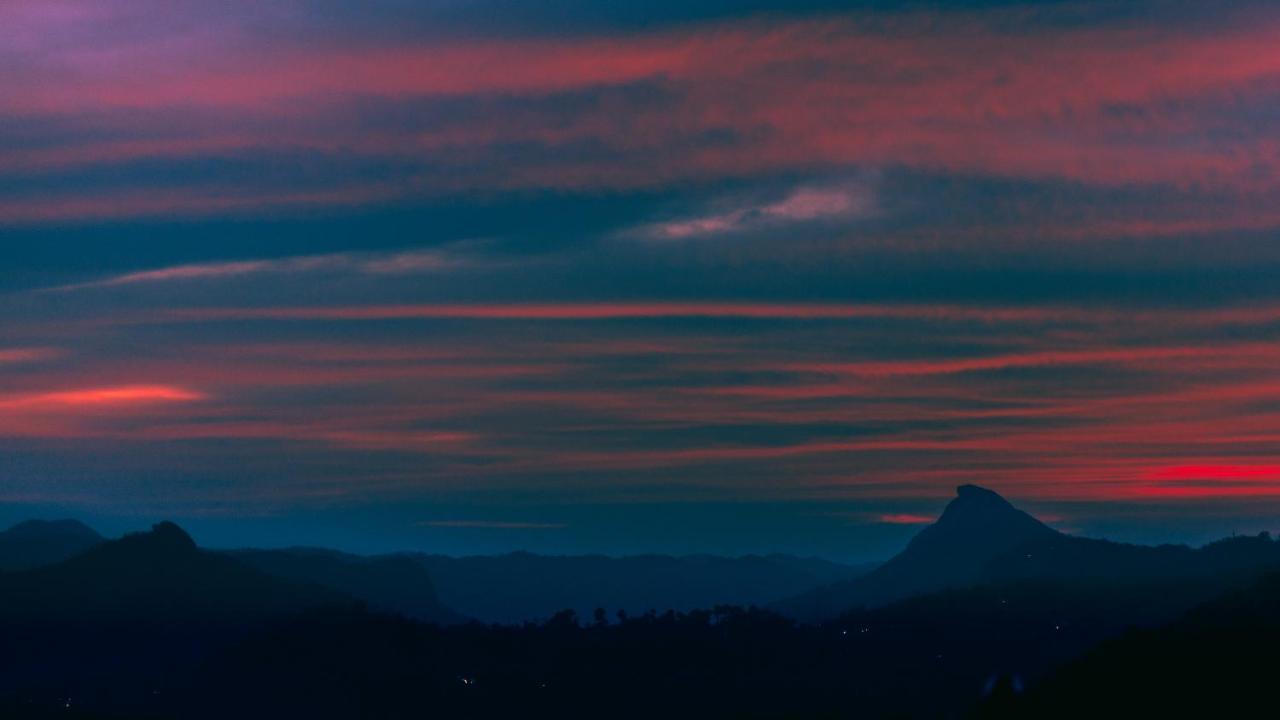 The Panoramic Getaway Otel Munnar Dış mekan fotoğraf Sunset over the Sierra de los Caracoles