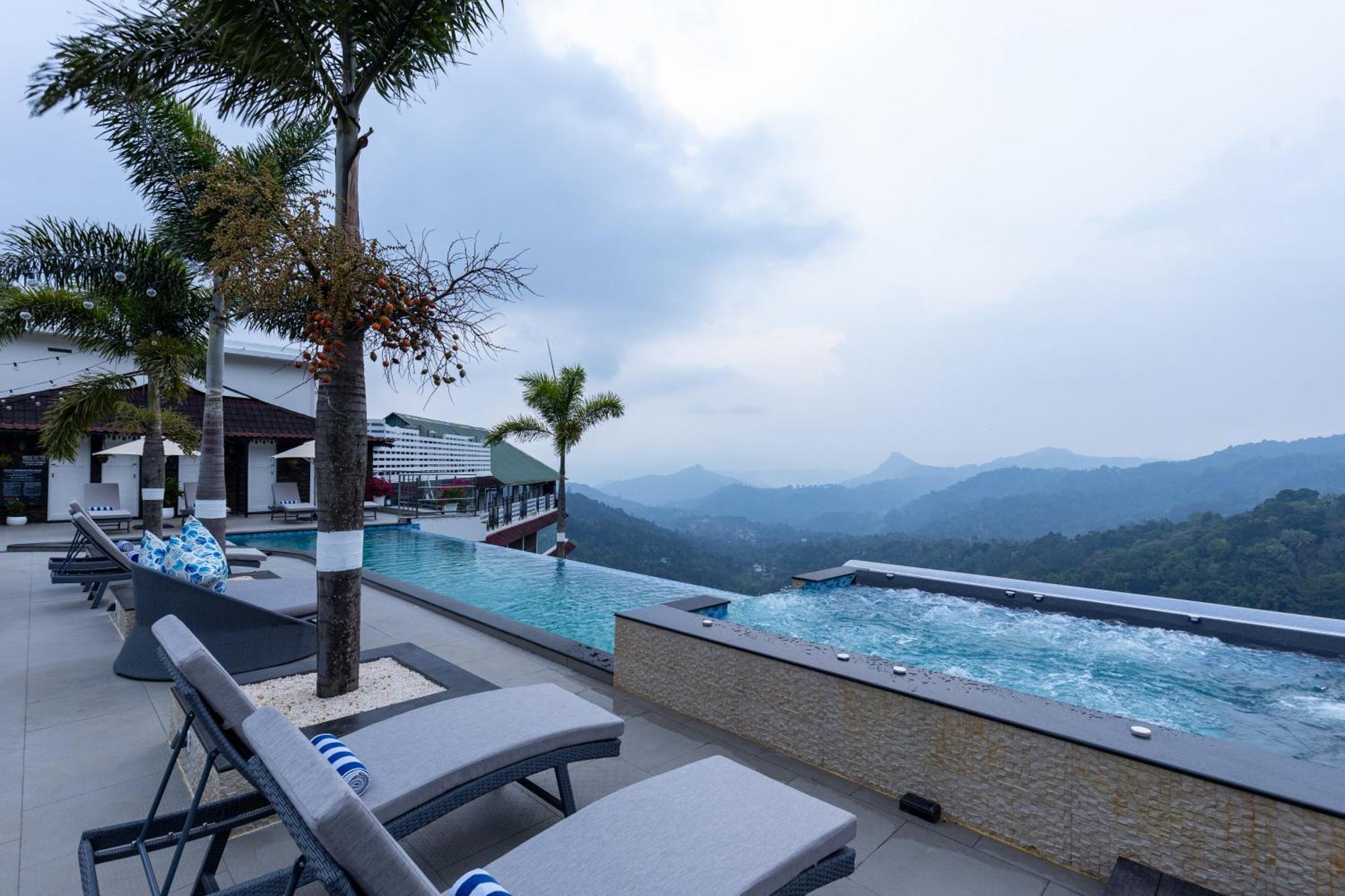 The Panoramic Getaway Otel Munnar Dış mekan fotoğraf The swimming pool at the resort