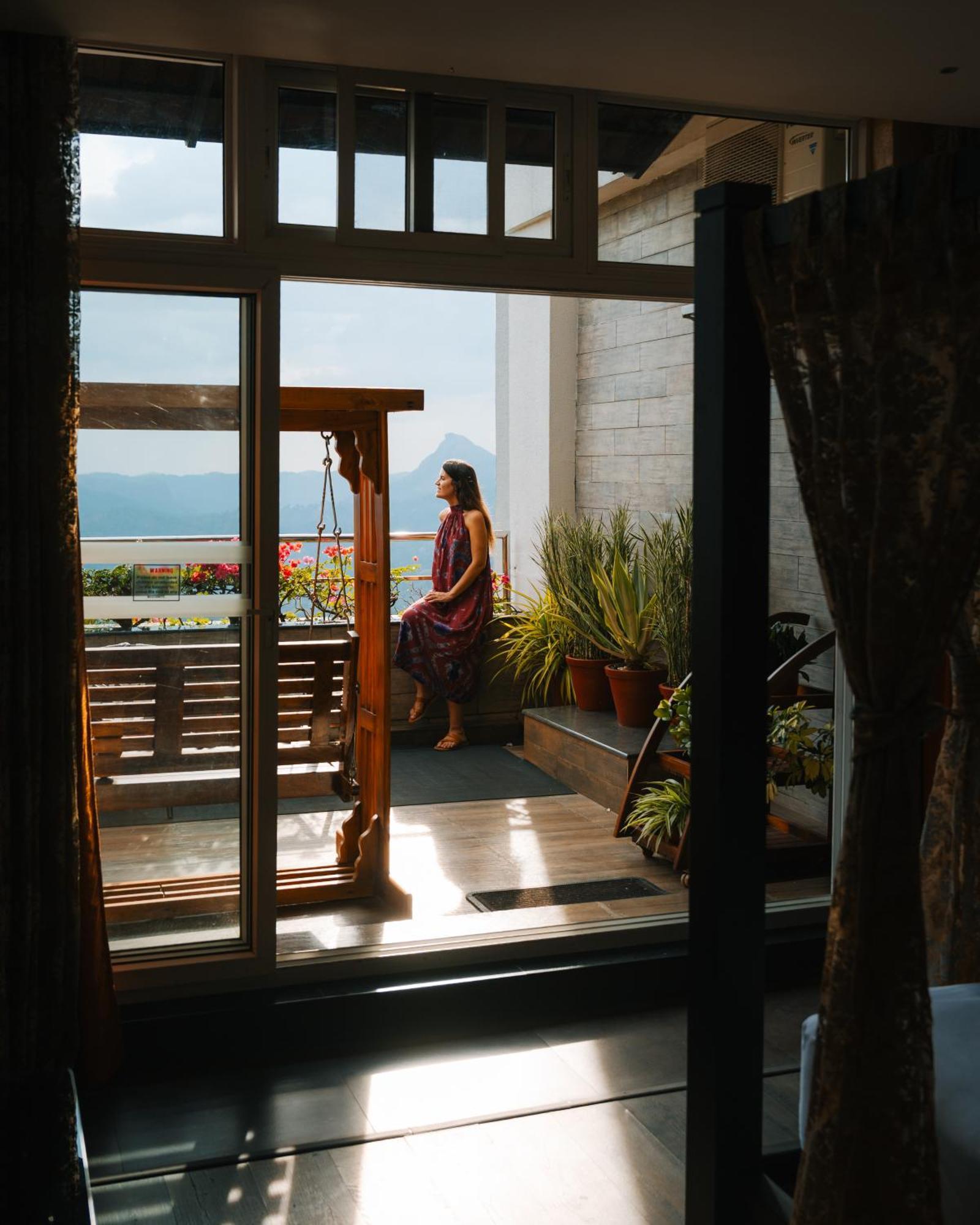 The Panoramic Getaway Otel Munnar Dış mekan fotoğraf A woman on a balcony