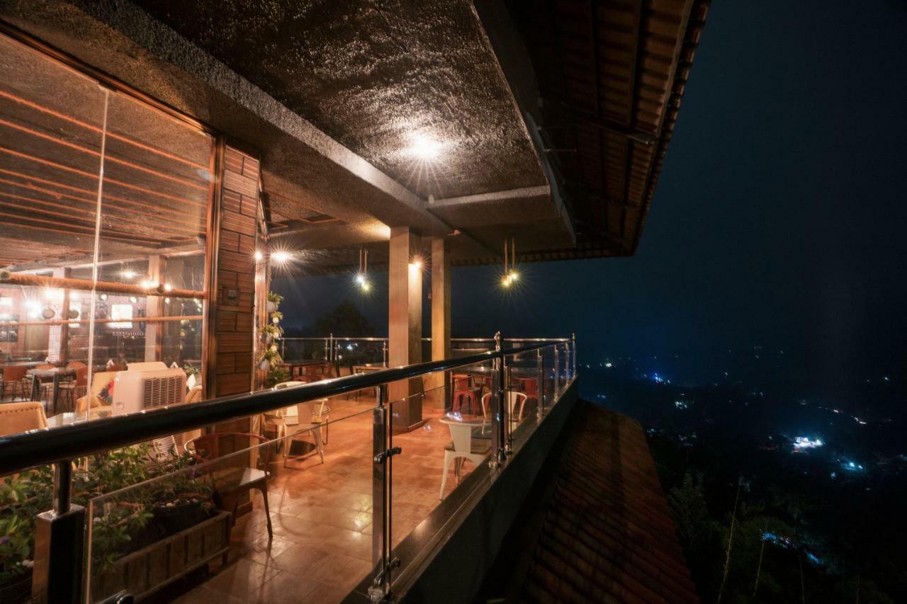 The Panoramic Getaway Otel Munnar Dış mekan fotoğraf The restaurant at the top of the tower